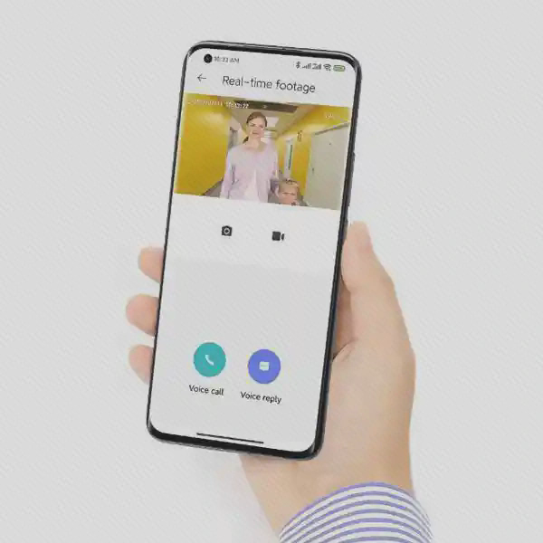 نمای اپ و تصویر زندهٔ Doorbell 3 گوشی در دست با تصویر جلوی در و گزینههای تماس و پاسخ صوتی