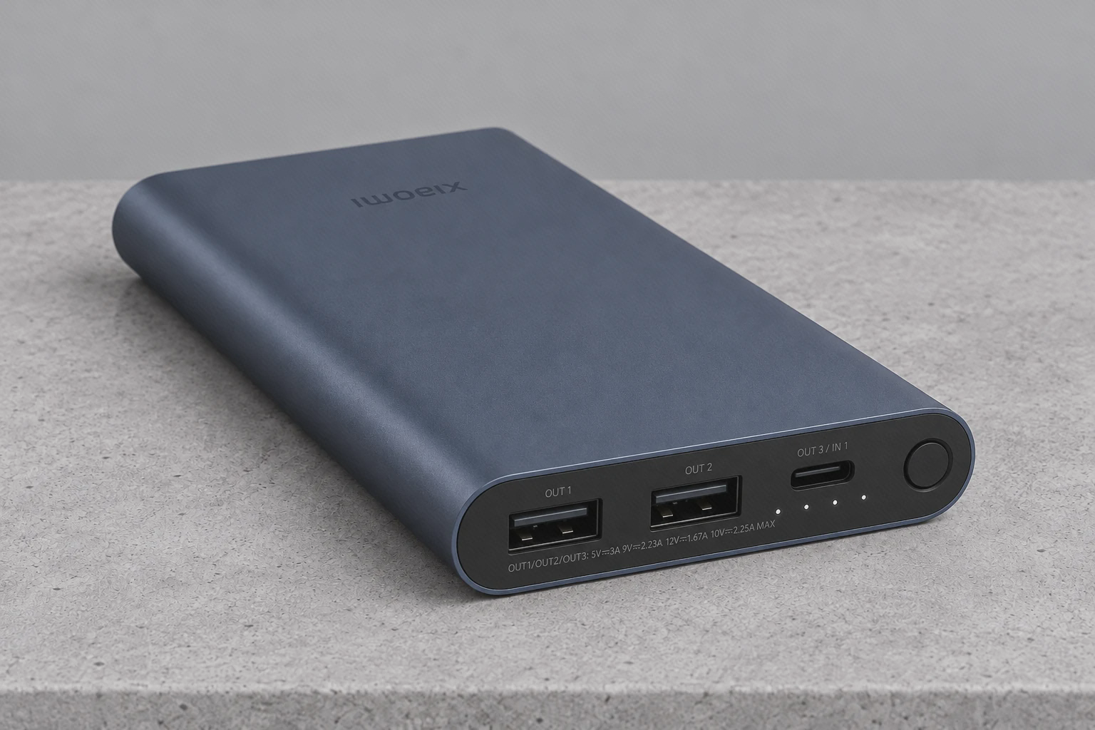 ظرفیت و چراغهایی که به کارت میان نمای نزدیک دو خروجی USB-A، درگاه USB-C و دکمهٔ گرد پاوربانک PB100DZM