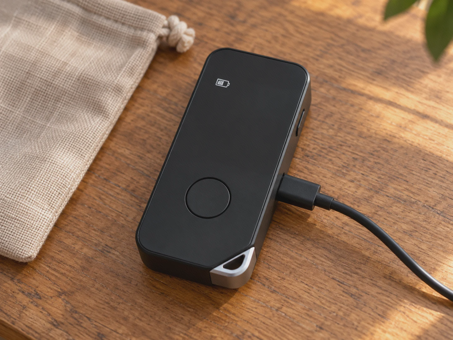 شارژ متر هوتو H-D50 از درگاه USB-C کنار بدنه
