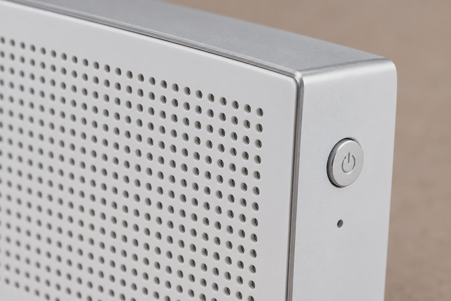 نمای نزدیک کلید روشن‌کردن و فریم نقره‌ای اسپیکر Square Box
