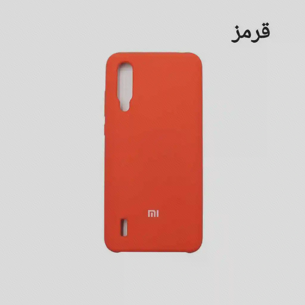 کاور قرمز Mi 9 Lite با بریدگی عمودی دوربین و بازشوی کوچک مستطیلی نزدیک پایین پشت