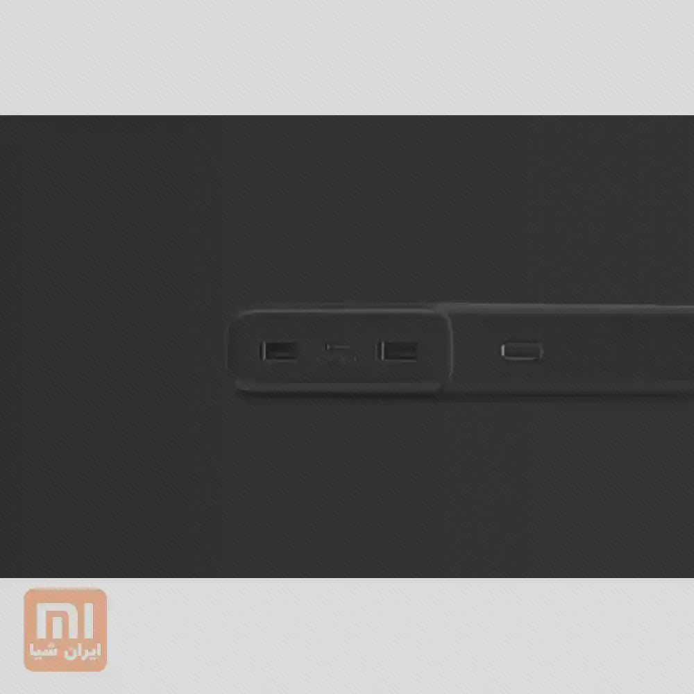 لبهٔ پاوربانک مشکی با دو درگاه USB-A، درگاه میانی USB-C و دکمهٔ کناری