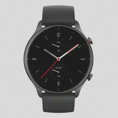 صفحهٔ گرد Amazfit GTR 2 نمای جلوی ساعت گرد Amazfit GTR 2 با بند مشکی و دو دکمهٔ کناری