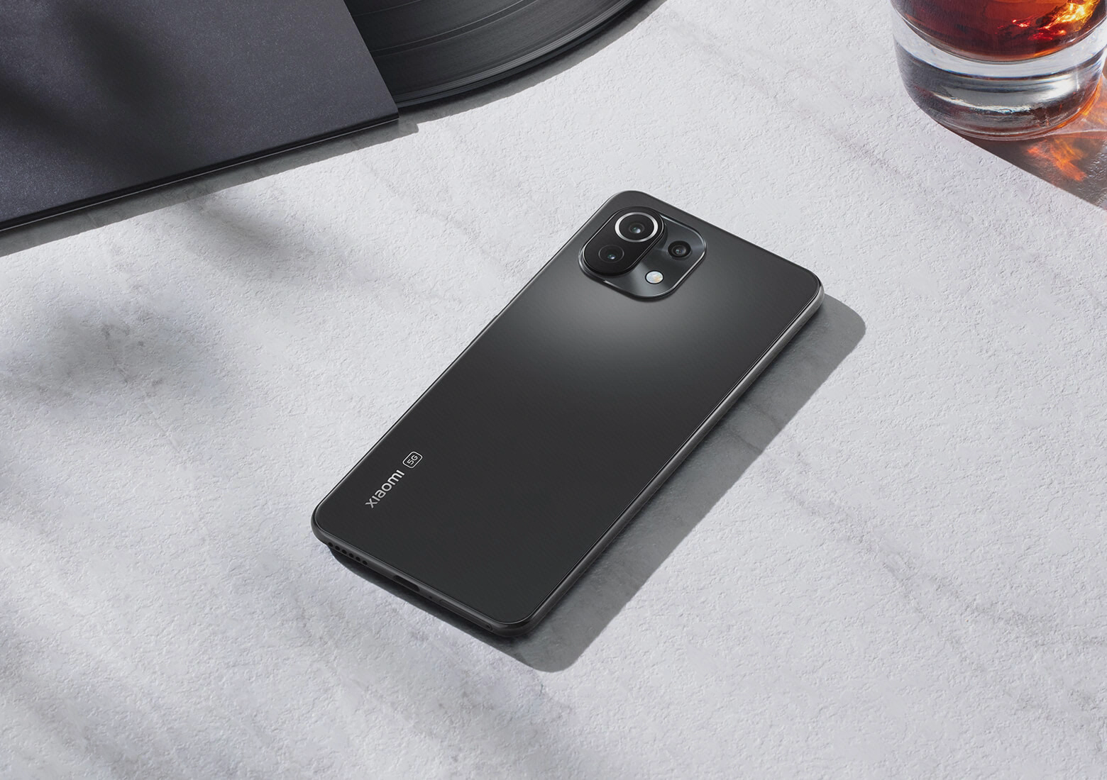 عکس معرفی رسمی پشت مشکی Mi 11 Lite 5G روی میز، با سه دوربین و نشان 5G