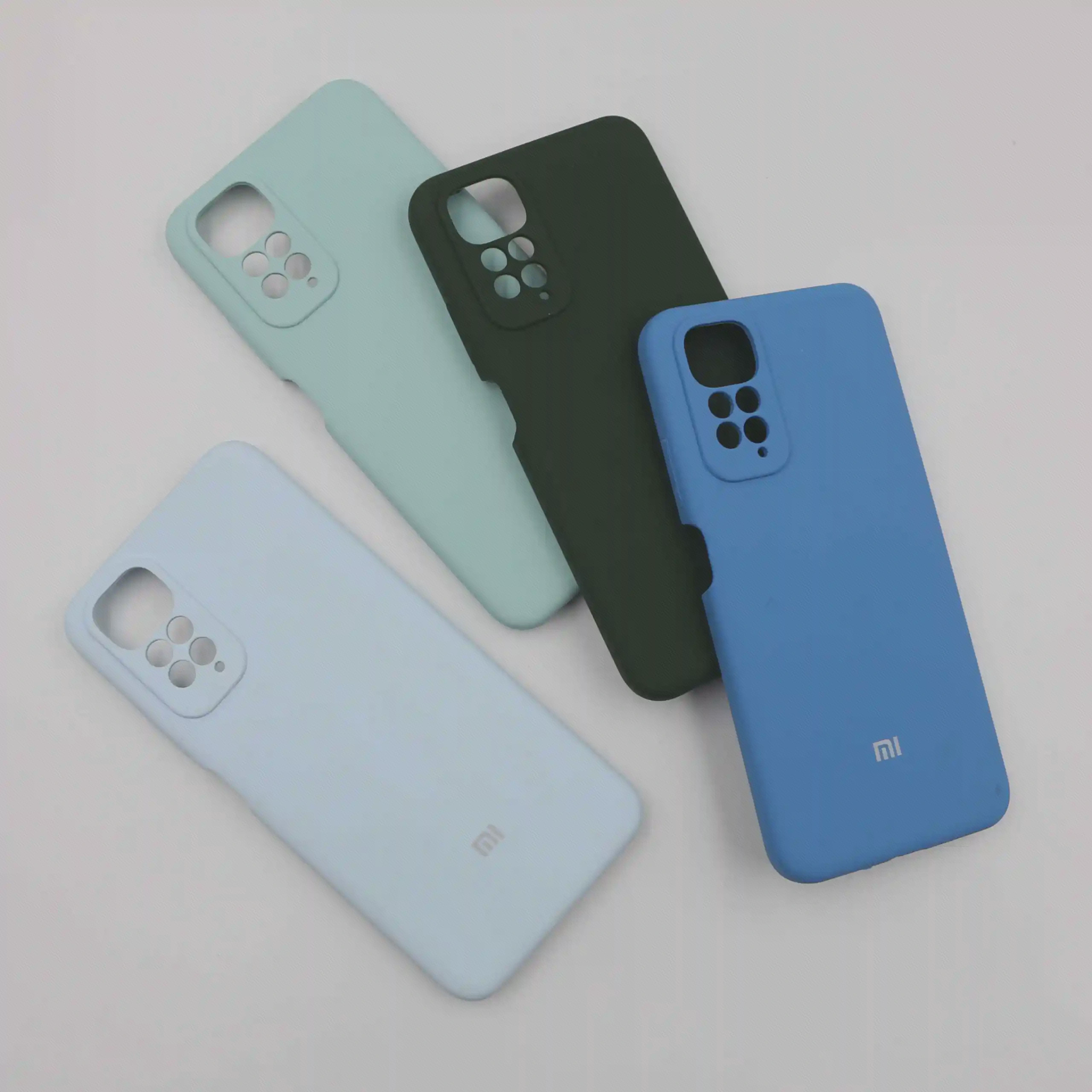 رنگهای آبی و سبز کاور Redmi Note 11 چهار کاور Redmi Note 11 در طیفهای آبی و سبز روی زمینهٔ روشن