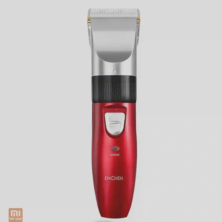 ماشین اصلاح Sharp R قرمز با تیغهٔ پهن، حلقهٔ مشکی و کلید نقره‌ای‌رنگ