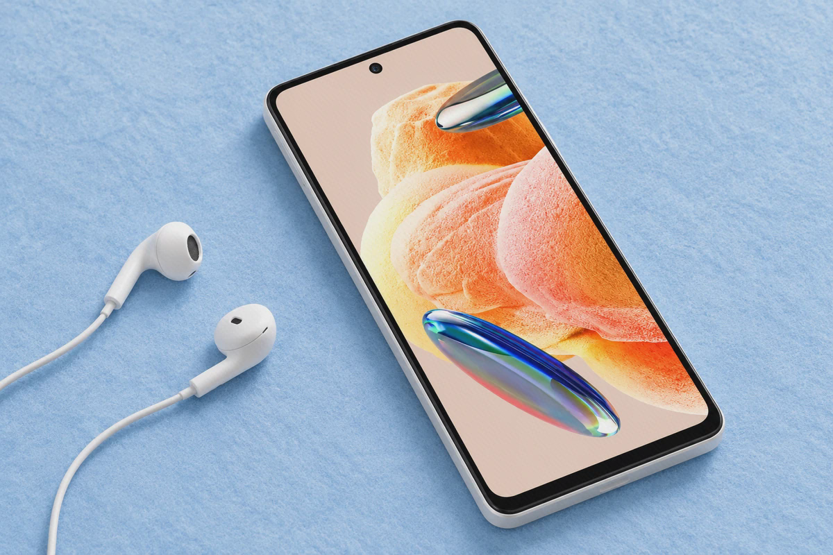 نمایشگر و دوربین سلفی Redmi Note 12 Pro 4G صفحهٔ روشن ردمی نوت ۱۲ پرو 4G سفید کنار هندزفری جدا روی سطح آبی
