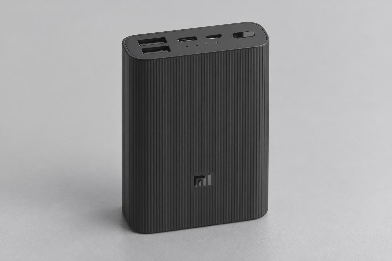 نمای نزدیک درگاه‌های پاوربانک Mi Power Bank 3 Ultra Compact