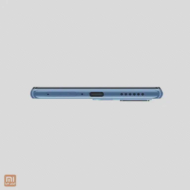 لبهٔ پایین آبی Mi 11 Lite با درگاه USB-C در میانه و ردیف سوراخ‌های بلندگو