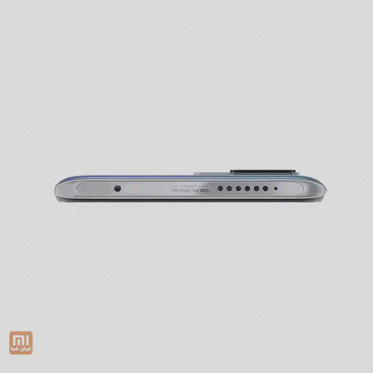 لبهٔ بالای Xiaomi 11T Pro با شبکهٔ بلندگو و نوشتهٔ Harman Kardon