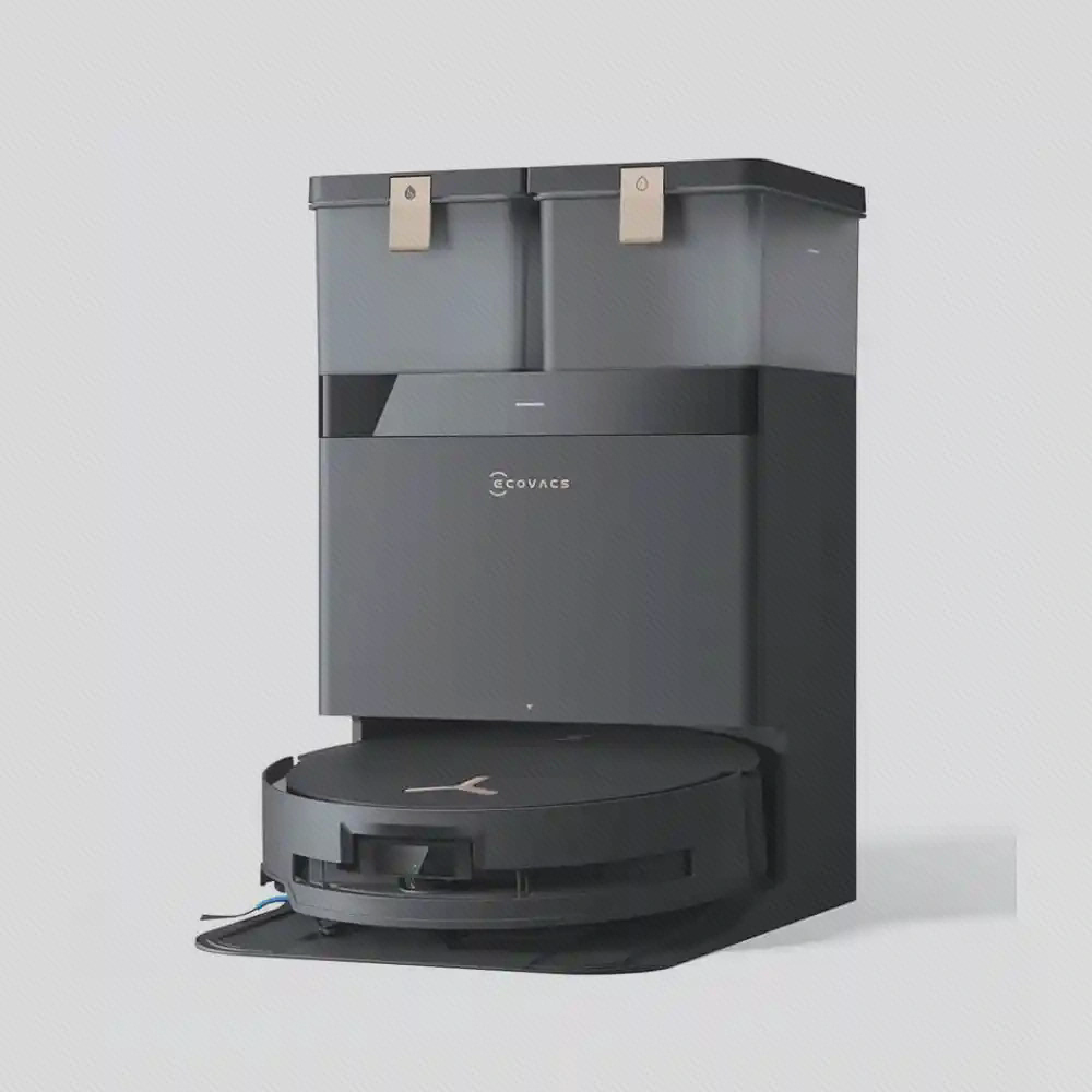 ربات و ایستگاه X8 Pro Omni ربات مشکی Ecovacs X8 Pro Omni کنار ایستگاه با دو مخزن بالایی و دستگیرههای طلاییرنگ