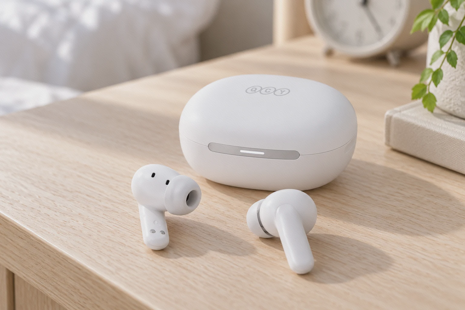 گوشی‌های سفید و کیس شارژ QCY MeloBuds N30 روی میز
