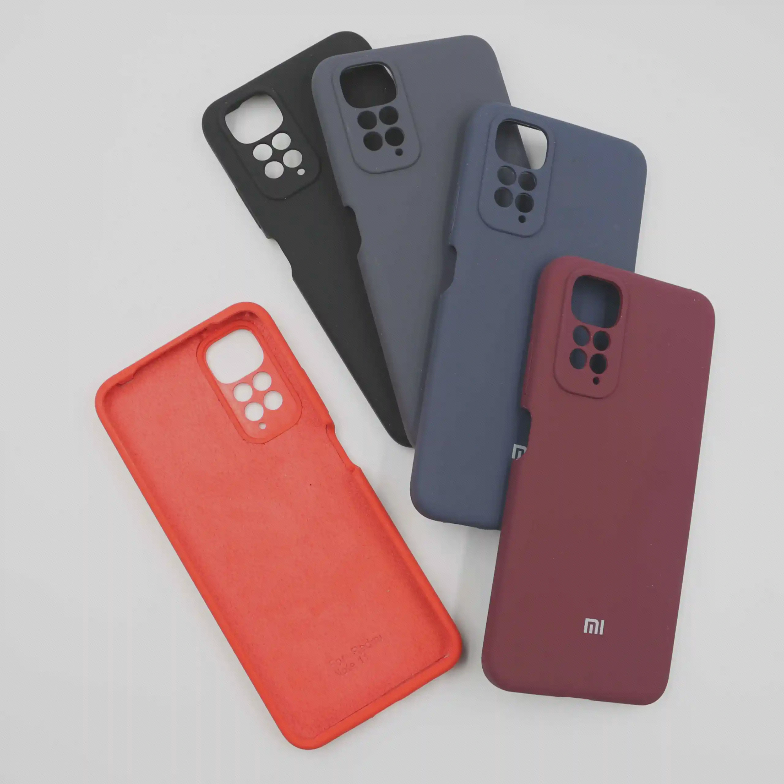 نمای بیرون و داخل کاور Redmi Note 11 کاورهای تیره Redmi Note 11 کنار سطح داخلی یک قاب قرمز
