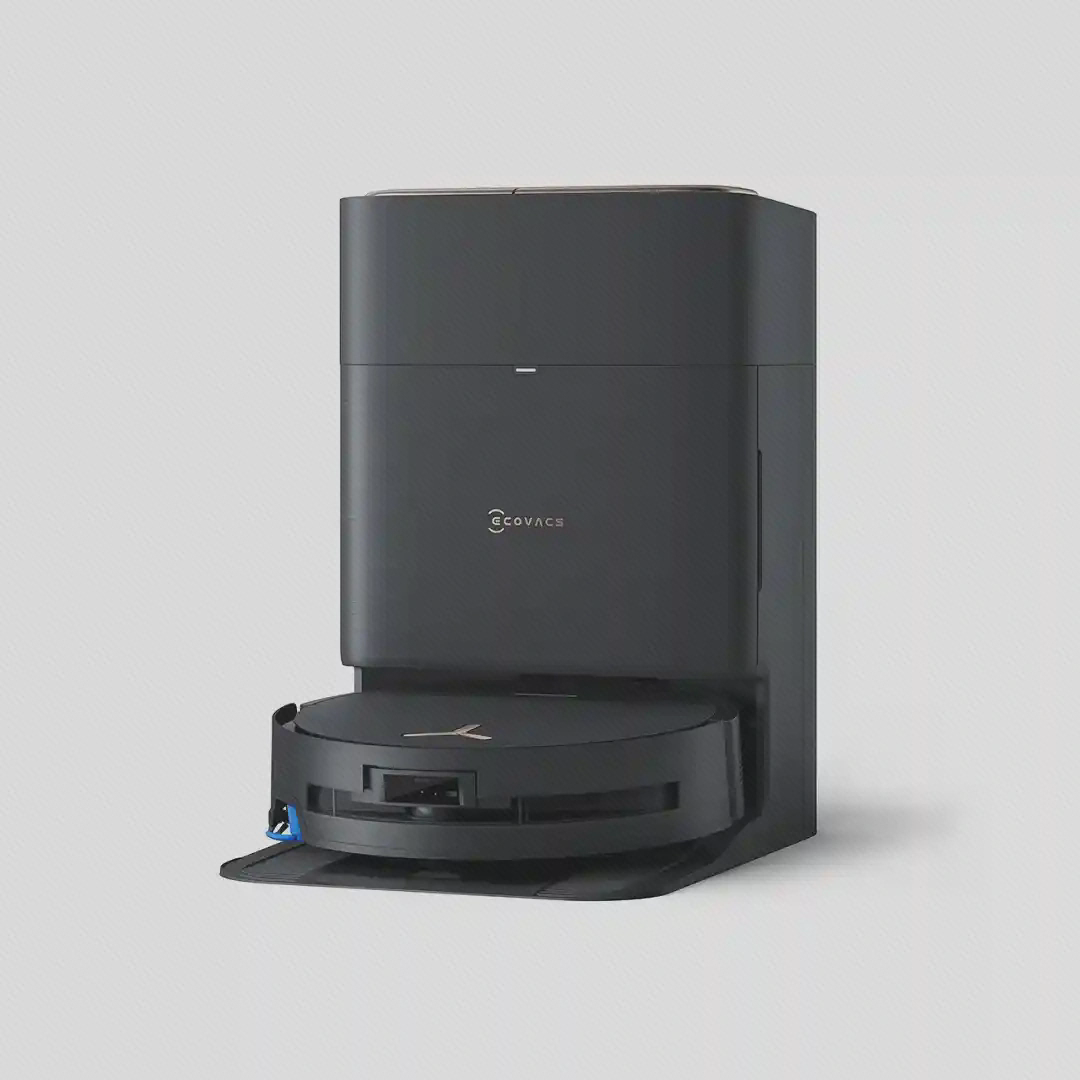ربات مشکی Ecovacs X9 Pro Omni در استیشن با نشان سه‌شاخهٔ روی بدنه
