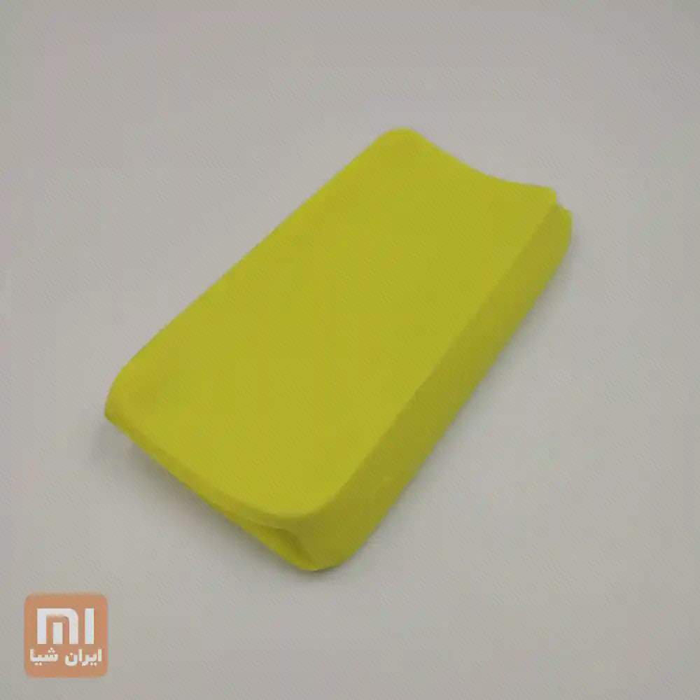 فرم روکش زرد ردمی ۲۰۰۰۰ روکش زرد پاوربانک Redmi 20000 از نمای مایل با دیواره و گوشههای گرد