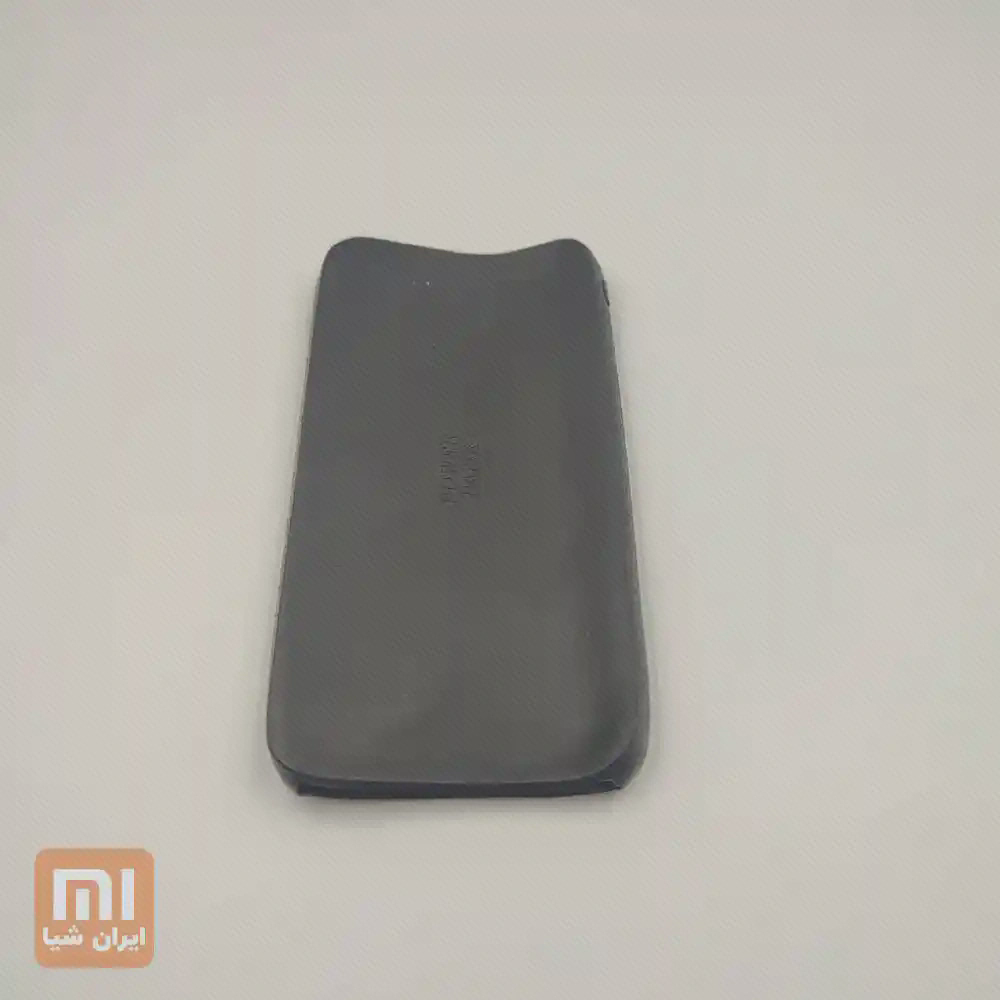 نمای روبهروی کاور ردمی ۱۰۰۰۰ روکش مشکی پاوربانک Redmi 10000 با سطح ساده و لبههای گرد روی زمینه روشن