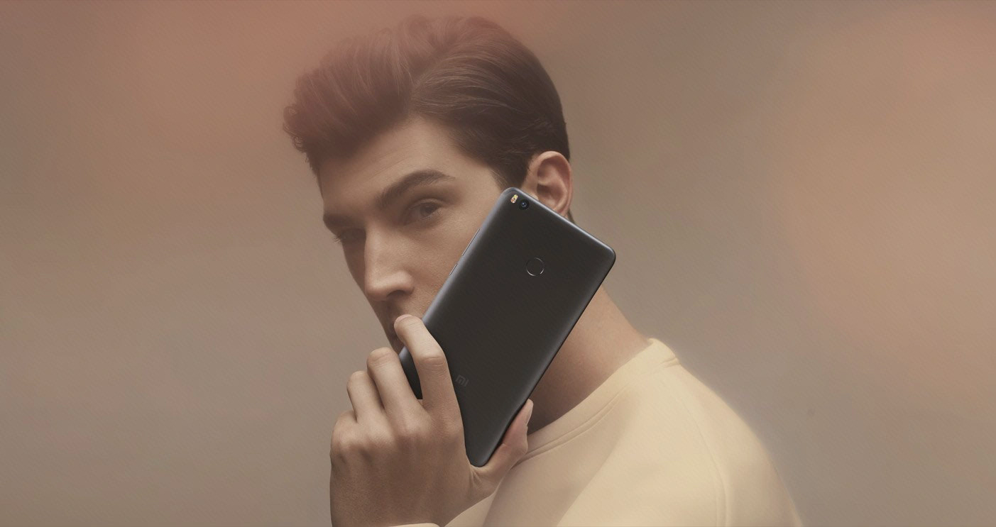 تصویر رسمی گوشی مشکی Mi Max 2 در دست، با دوربین گوشهٔ بالا و حسگر پشت