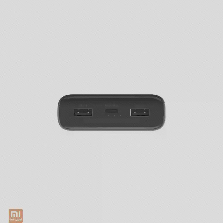چیدمان سه درگاه پاوربانک نمای نزدیک لبهٔ پاوربانک مشکی با دو USB-A و USB-C میان آنها