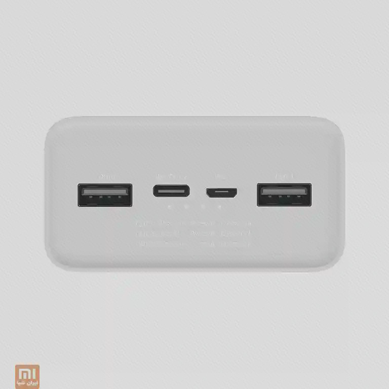 درگاههای پاوربانک PB3018ZM نمای نزدیک دو درگاه USB-A و درگاههای USB-C و micro-USB پاوربانک سفید PB3018ZM