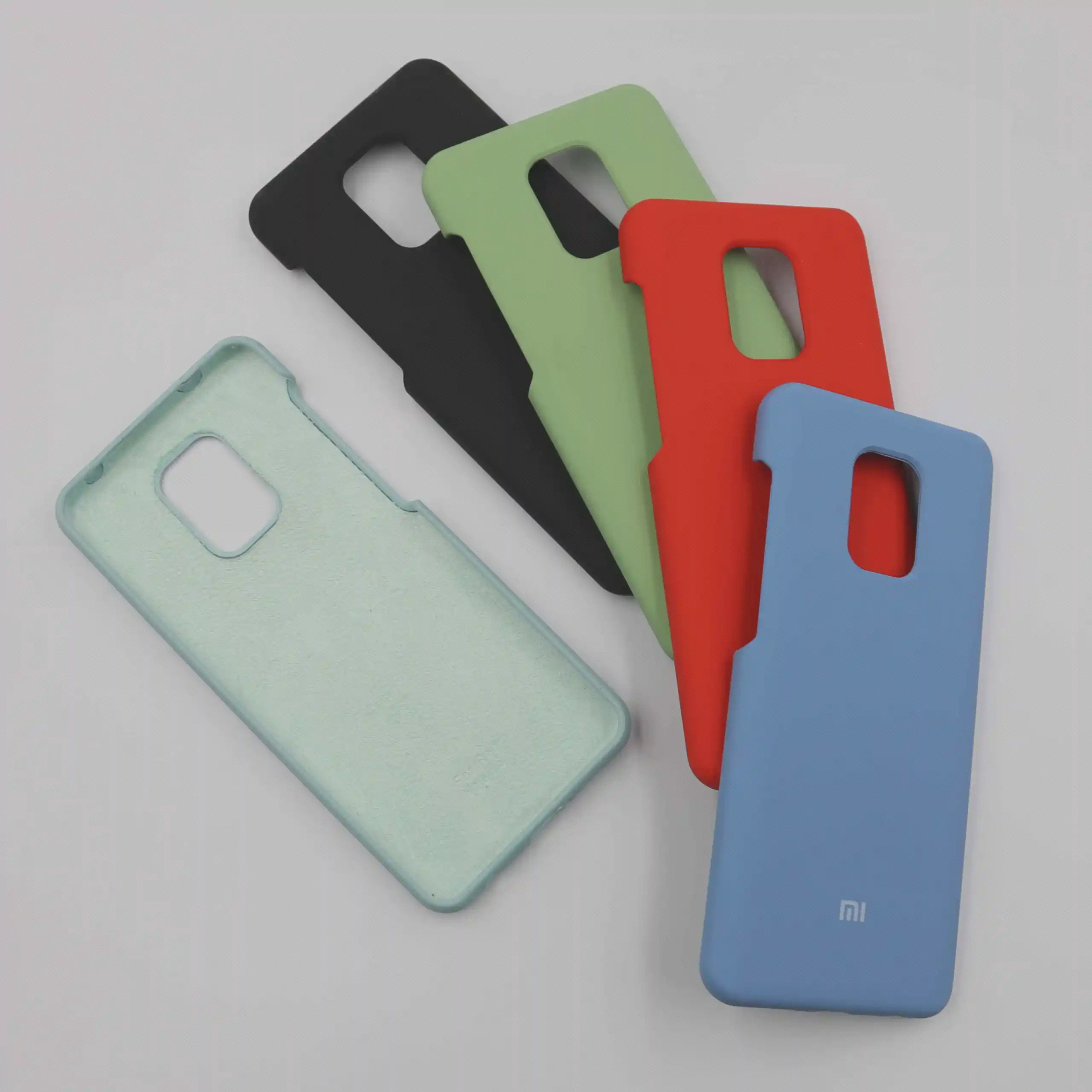 کاورهای رنگی Redmi Note 9 Pro کنار داخل نمونهٔ روشن با بازشوی مرکزی دوربین