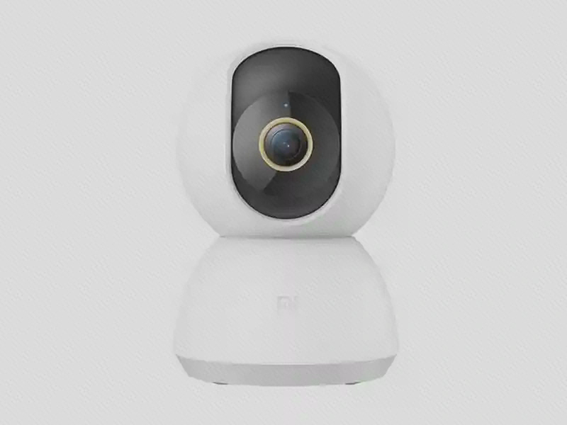 دوربین سفید Mi 360 2K با حلقهٔ طلایی دور لنز و پایهٔ گرد