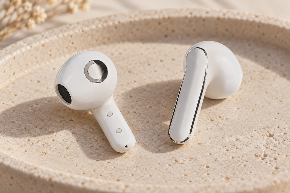 دو گوشی سفید Xiaomi Buds 5 با بدنه سخت بدون سری سیلیکونی و حلقه فلزی روی سینی سنگی