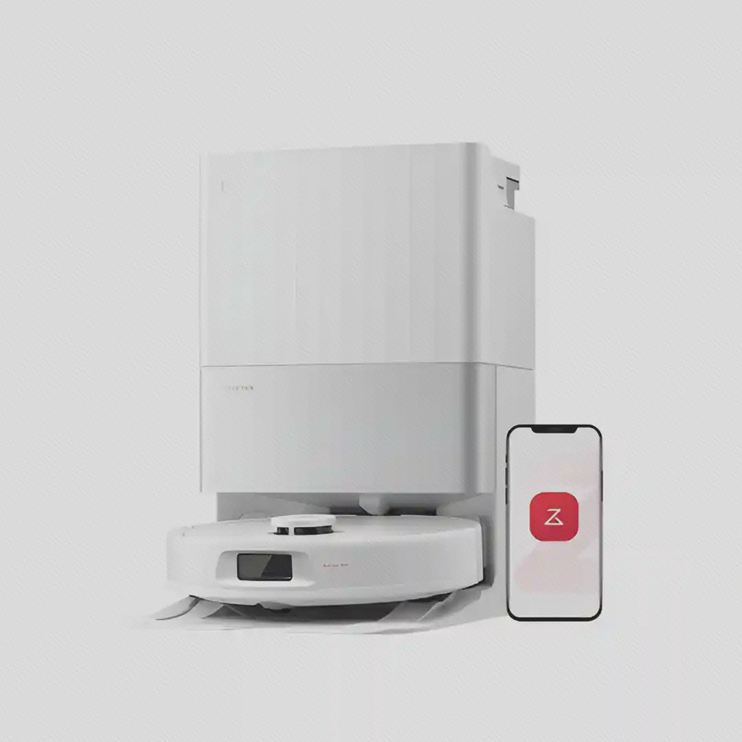کنترل Qrevo C با اپ Roborock ربات و استیشن Qrevo C کنار تصویر گوشی با نشان برنامهٔ Roborock