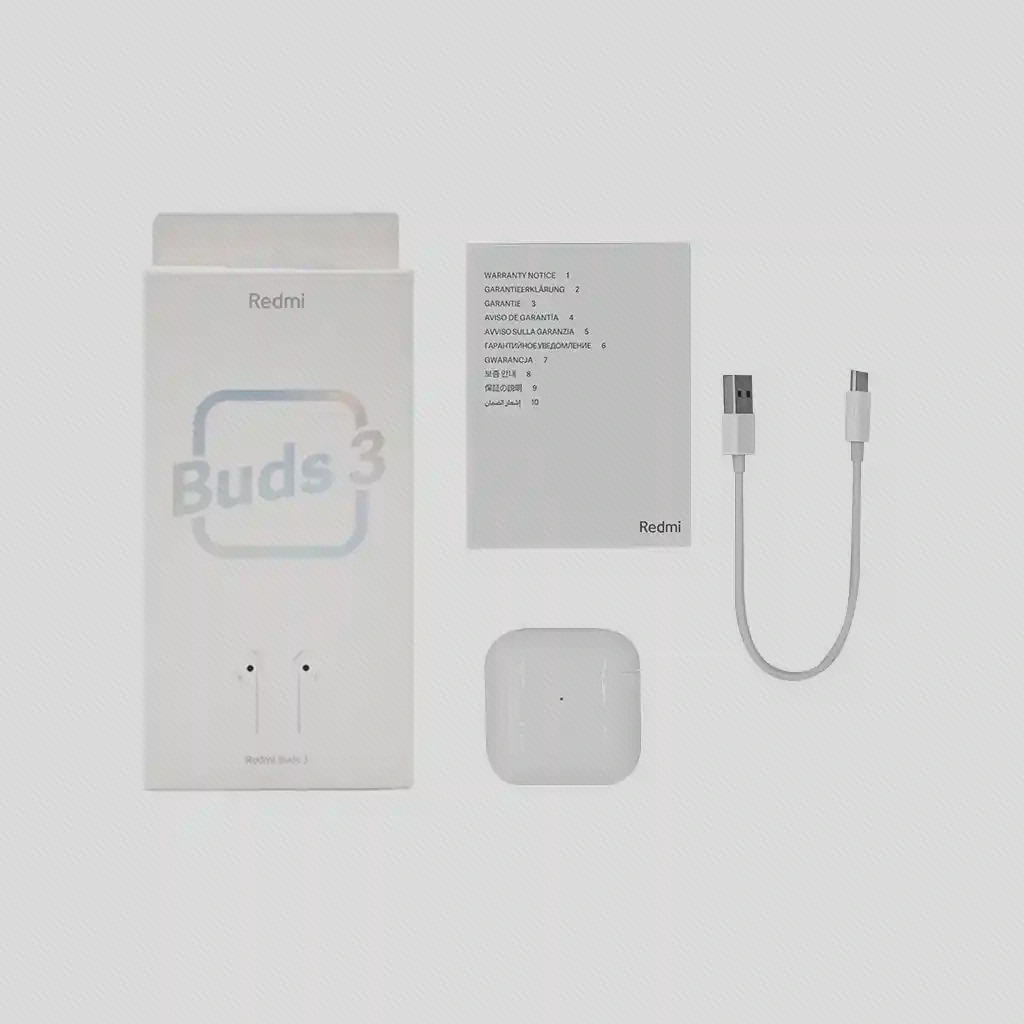 بسته و کابل شارژ Redmi Buds 3 جعبه با نام Redmi Buds 3 کنار کیس سفید، دفترچه و کابل USB