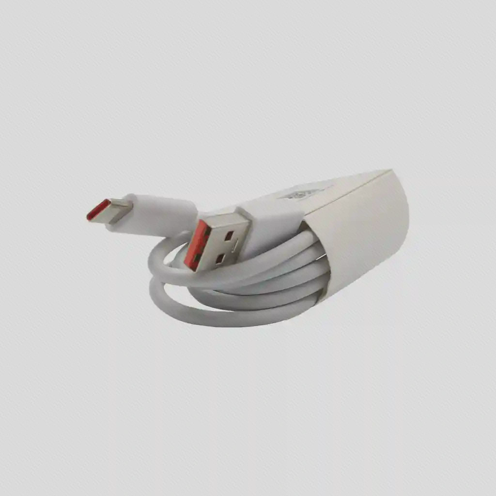 کابل سفید جمع‌شده با سرهای USB-A و USB-C و قسمت داخلی قرمز اتصال‌ها