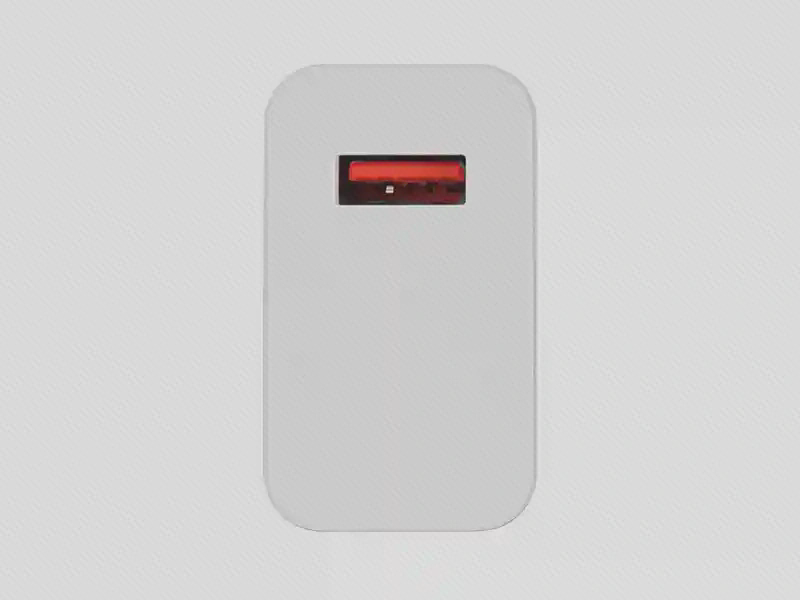درگاه USB-A آداپتور شیائومی نمای روبهروی یک درگاه USB-A قرمز روی آداپتور سفید