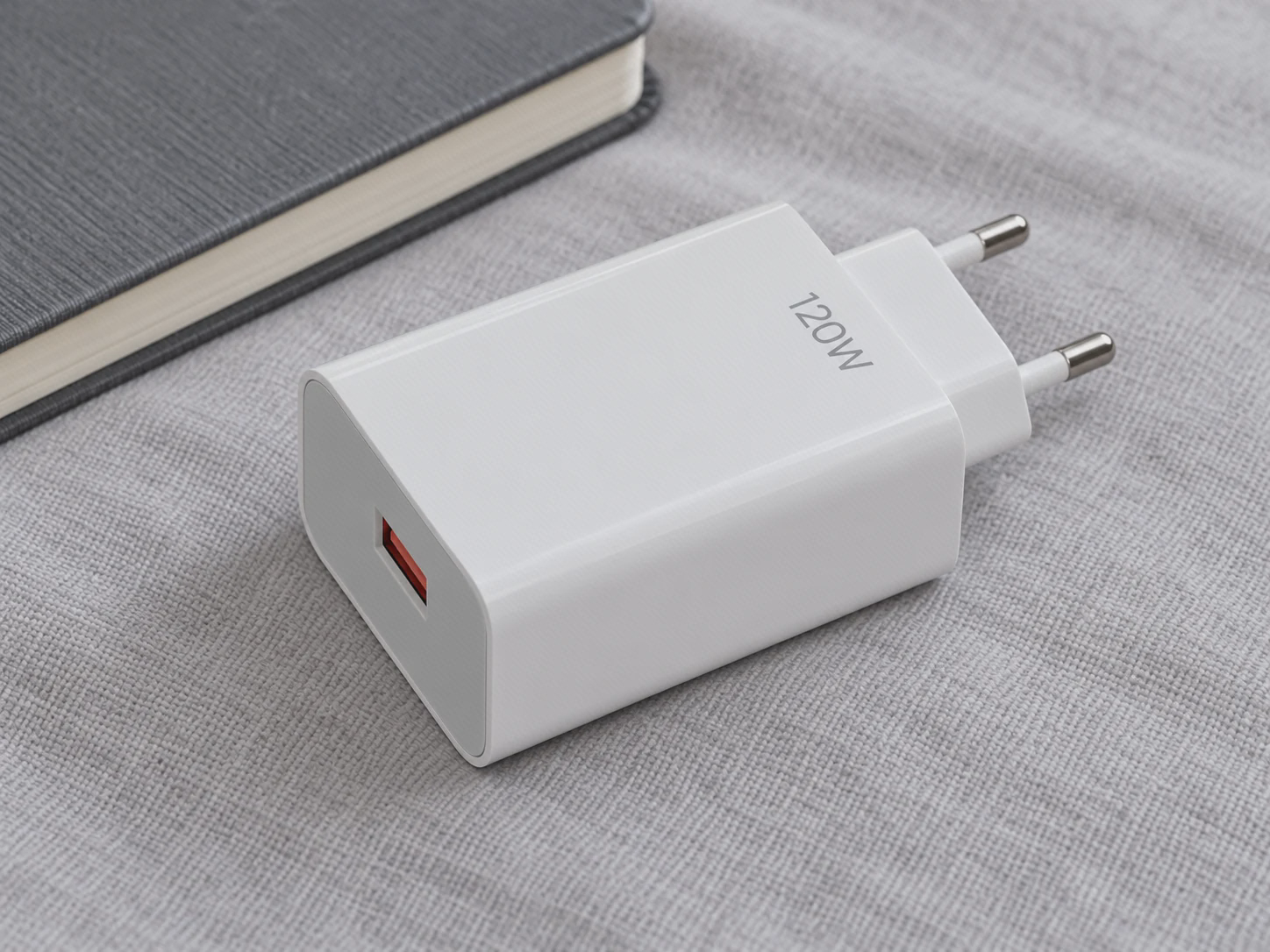 یک درگاه USB-A قرمز و دو پین گرد آداپتور MDY-13-EE