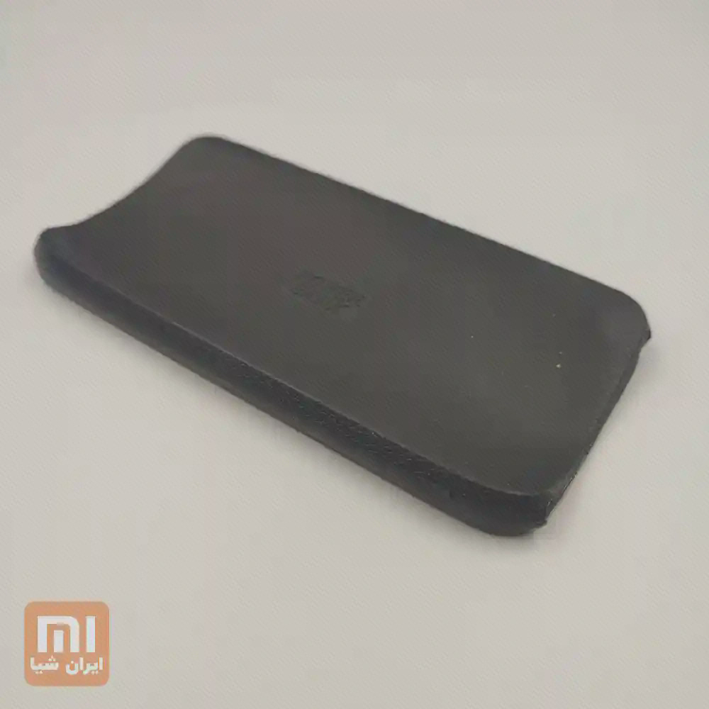 فرم کناری روکش ردمی ۱۰۰۰۰ کاور مشکی پاوربانک Redmi 10000 از نمای مایل با دیواره جانبی و لبههای گرد