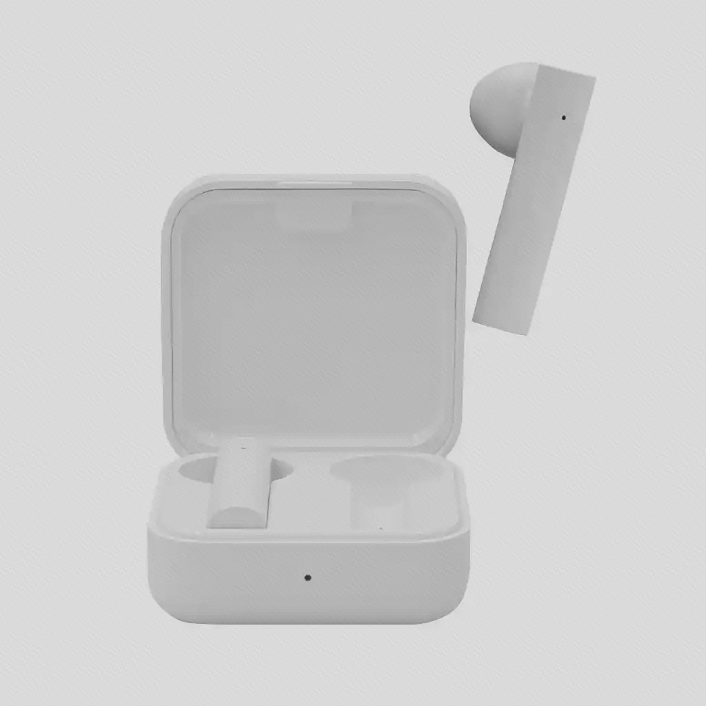 کیس باز سفید Mi True Wireless Earphones 2 Basic با یک گوشی داخل و دیگری بیرون کیس