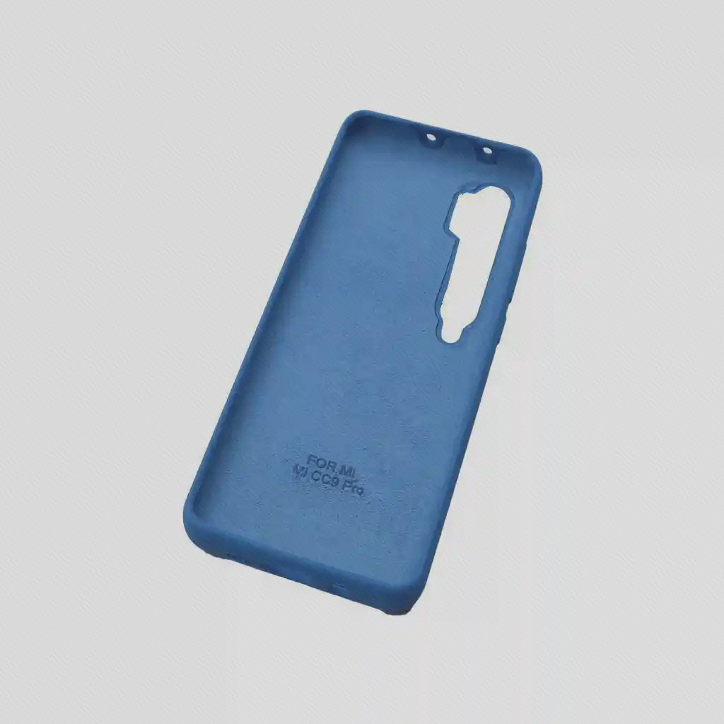 نمای داخلی کاور Mi Note 10 Pro داخل کاور آبی با بازشوی بلند دوربین، دو سوراخ لبهٔ بالا و نوشتهٔ Mi CC9 Pro
