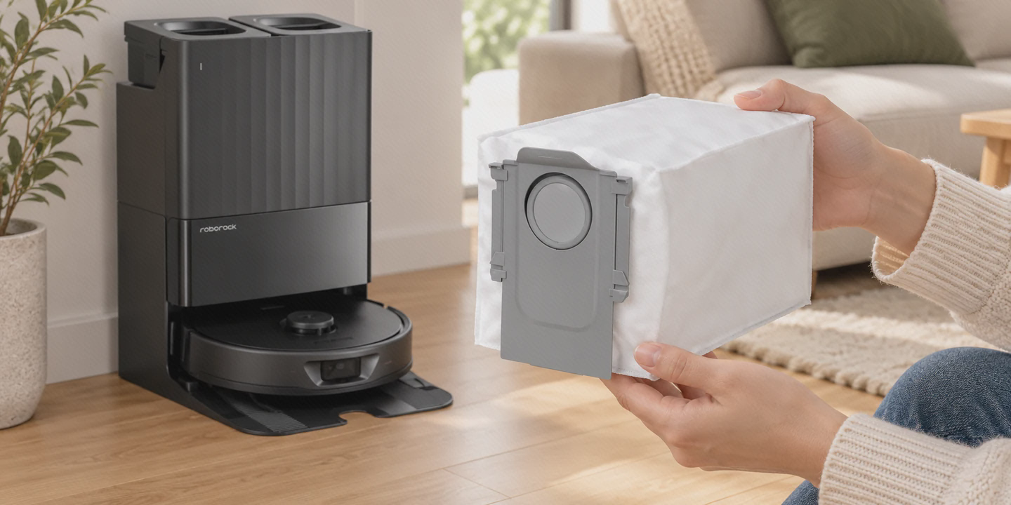 پاکت زباله Roborock Qrevo کنار دستگاه پاکت سفید Qrevo با دهانه پلاستیکی خاکستری در دست، کنار جارو و پایه مشکی روبوراک