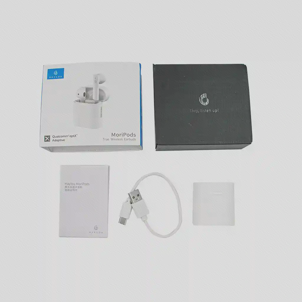 جعبهٔ MoriPods کنار کیس سفید بسته، دفترچه و کابل USB-A به USB-C