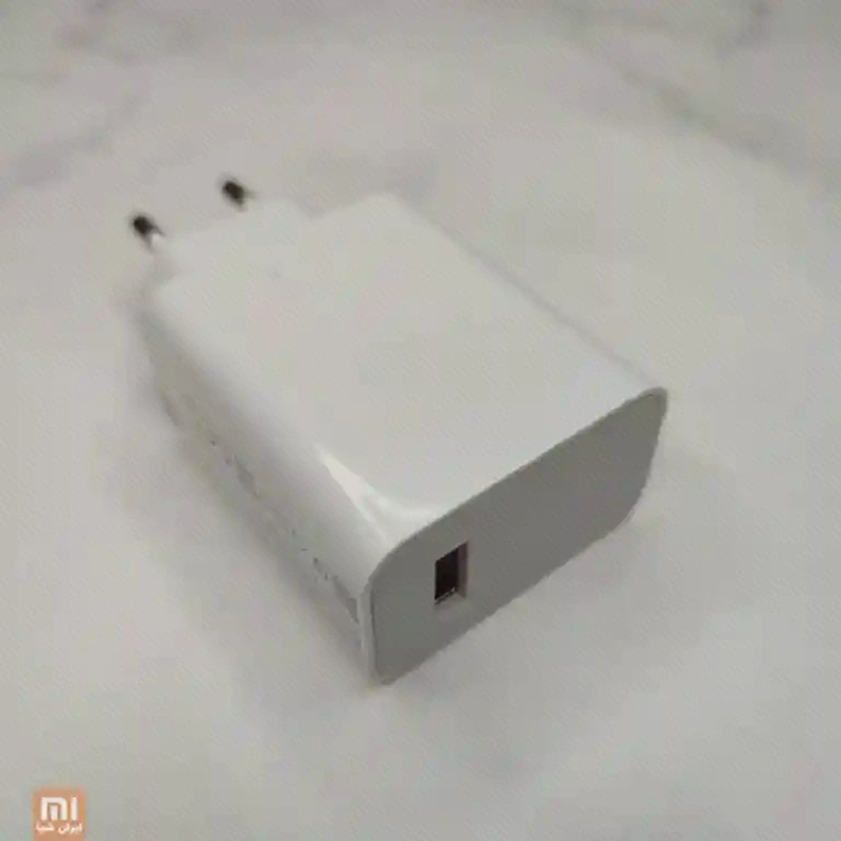 آداپتور سفید خوابیده با یک درگاه مستطیلی USB-A روی انتهای بدنه