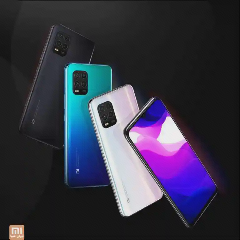 چیدمان Mi 10 Lite 5G در رنگ‌های تیره، آبی و سفید کنار نمای جلو