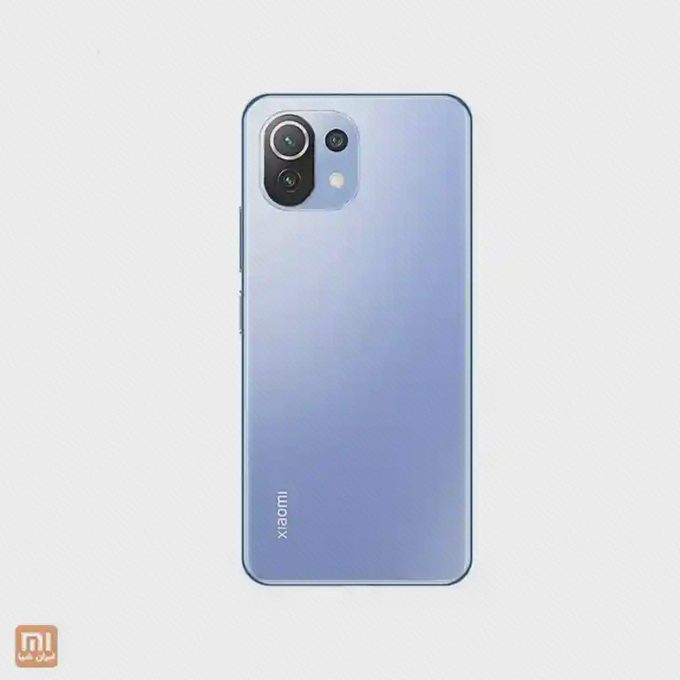 پشت آبی Mi 11 Lite با مجموعهٔ سه دوربین و فلش در گوشهٔ بالا