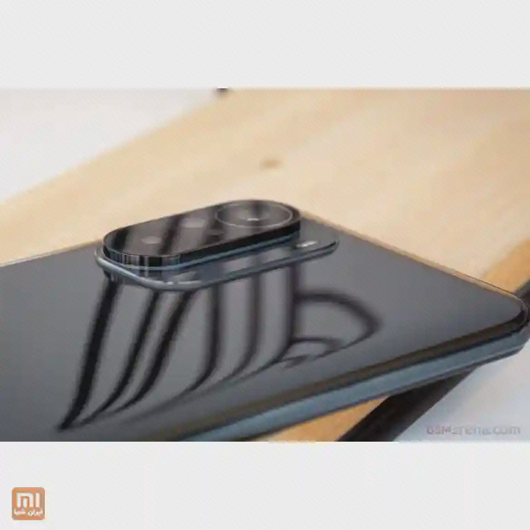 نمای مایل مجموعهٔ دوربین برجستهٔ Mi 11i روی پشت براق گوشی