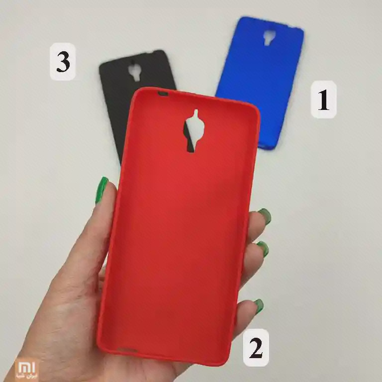 داخل قاب قرمز Mi 4 در دست با دیواره‌های دور و برش بالایی