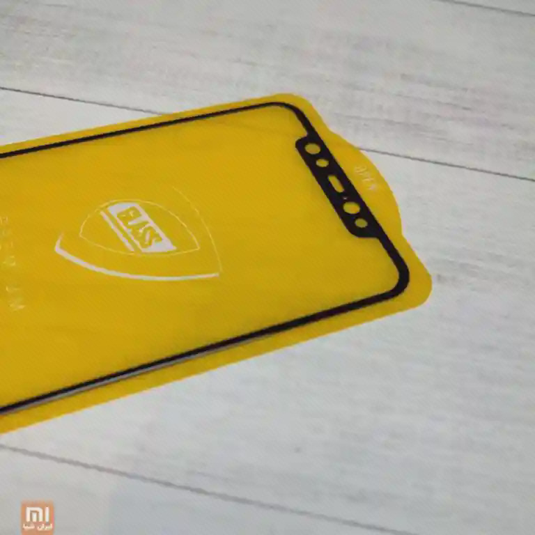 نمای نزدیک نوار بالای محافظ Mi 8 با بازشوهای گرد و شکاف کشیده روی لایه زرد