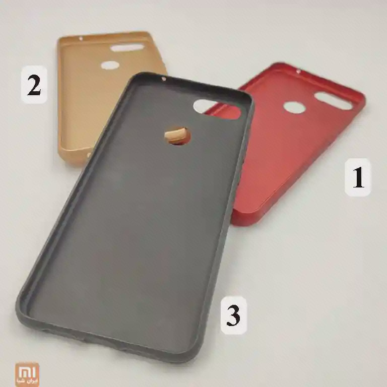 نمای داخلی قاب مشکی Mi 8 Lite در دست با بازشوی افقی دوربین و حفرهٔ حسگر