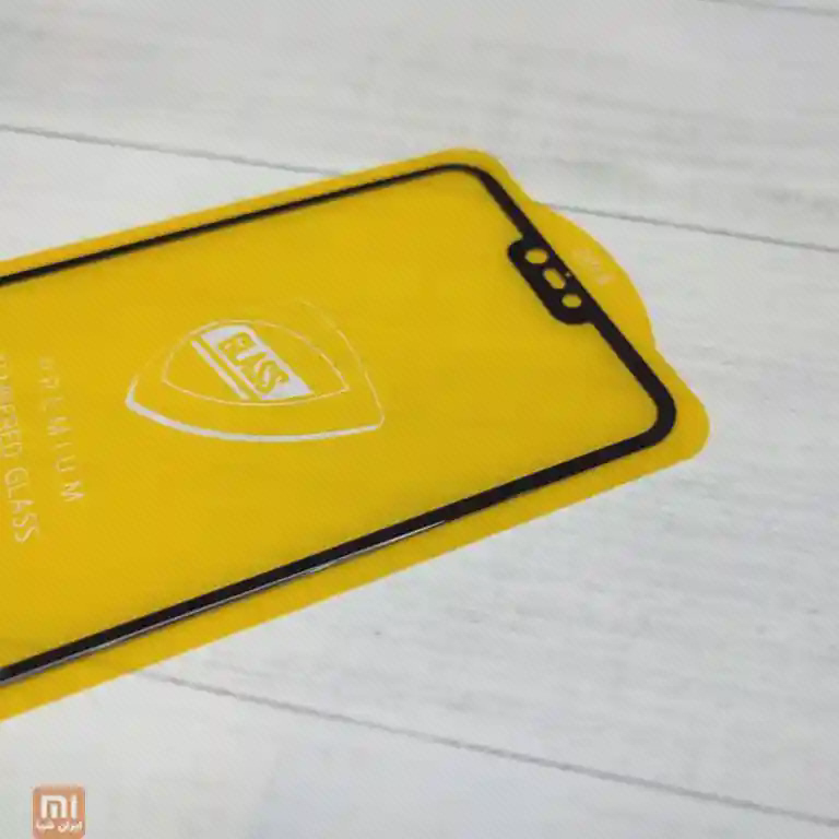 نمای مایل بالای گلس Mi 8 Lite با دو بازشوی گرد و یک بازشوی کشیده روی لایهٔ زرد