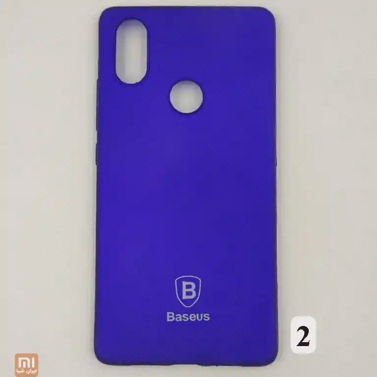 پشت قاب آبی Mi 8 SE با نوشتهٔ Baseus، بازشوی عمودی دوربین و حفرهٔ گرد حسگر