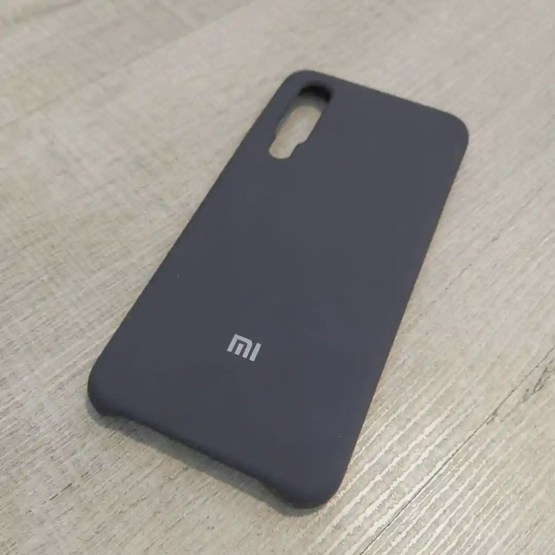 نمای مایل قاب تیرهٔ Mi 9 SE قاب تیرهٔ Mi 9 SE در نمای مایل با بریدگی کشیده دوربین و پشت بدون سوراخ حسگر