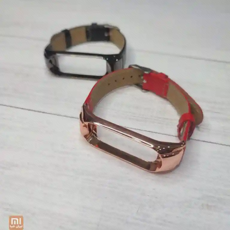 رنگهای بند چرمی Mi Band 3 دو بند چرمی قرمز و مشکی Mi Band 3 با قابهای براق و دوخت کناری