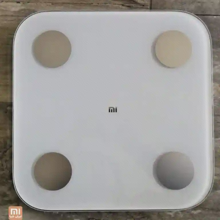 سطح چهارالکترودی Mi Body Composition Scale 2 ترازوی سفید Mi Body Composition Scale 2 با چهار صفحهٔ گرد الکترود و نشان Mi در وسط