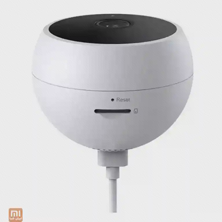شکاف کارت حافظه و Reset دوربین Mi Camera 2K نمای پشت و کنار بدنه گرد دوربین با شکاف کارت حافظه، سوراخ Reset و کابل متصل