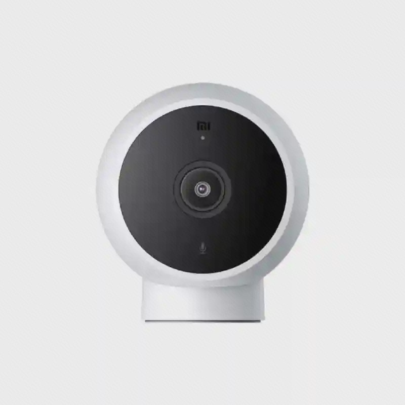 دوربین Mi Camera 2K با پایهٔ مغناطیسی نمای روبهروی دوربین گرد Mi Camera با صفحه مشکی، لنز مرکزی و پایه سفید کوتاه